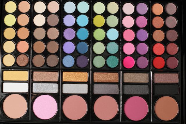 3 Types Of Makeup Palettes That You should Own: Multicolored Palette