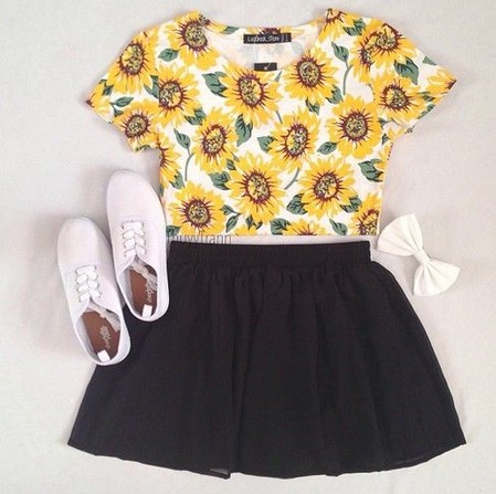 Classic black skirt outfit idea for spring summer,Daisy Shirt & Black Skirt