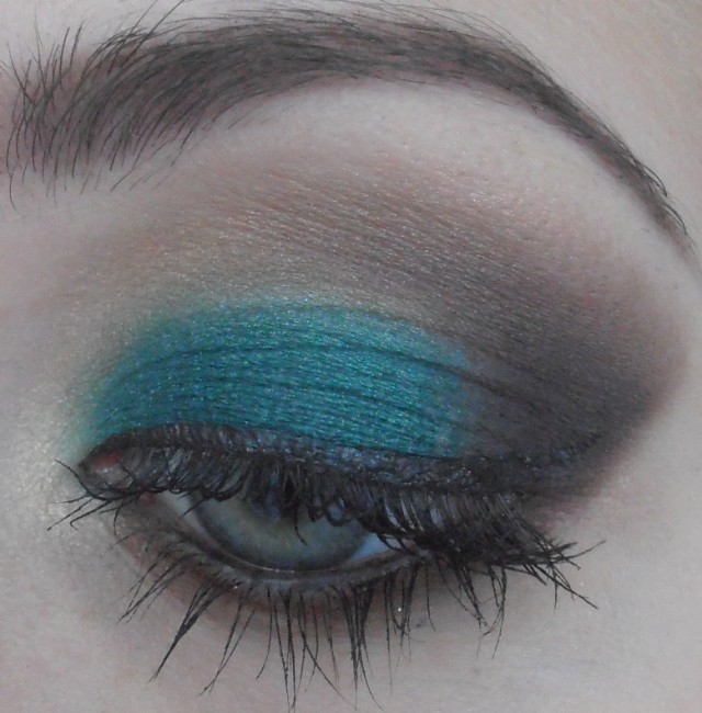 Best Eye Makeup Ideas for Blue Eyes: Black and Blue