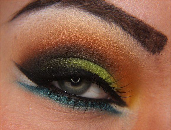 Best Eye Makeup Ideas for Blue Eyes: Colorful Eye Shadow