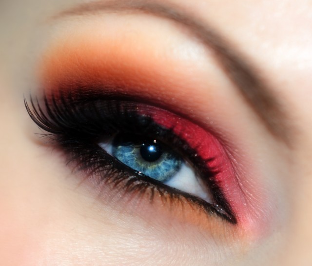 Best Eye Makeup Ideas for Blue Eyes: Red and Orange