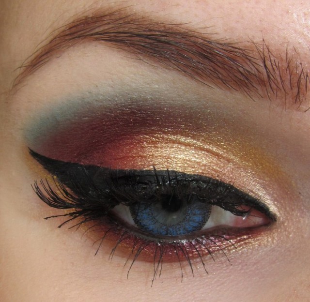 Best Eye Makeup Ideas for Blue Eyes: Trendy Gold