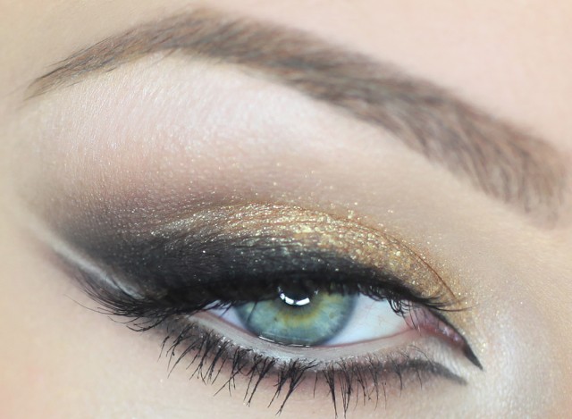 Best Eye Makeup Ideas for Blue Eyes: Trendy Gold