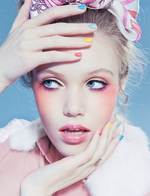 Best Eye Makeup Ideas for Green Eyes: Peachy Blush