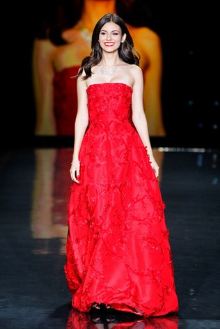 Victoria Justice's ladylike Oscar de la Renta confection of a gown