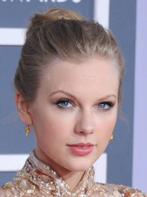 Back-teased Hairstyles for Elegant-chic Women: Taylor Swift Updo