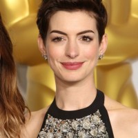 Chic Back-teased Hairstyles for Elegant Women: Anne Hathaway Pixie