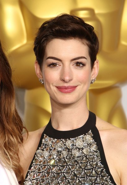 Chic Back-teased Hairstyles for Elegant Women: Anne Hathaway Pixie