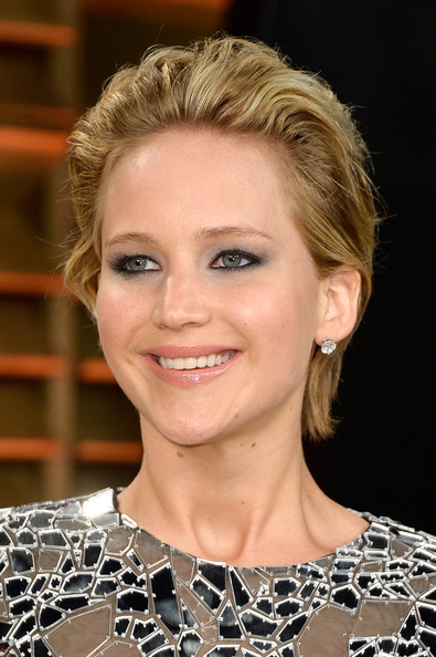 Chic Back-teased Hairstyles for Elegant Women: Jennifer Lawrence Messy Cut
