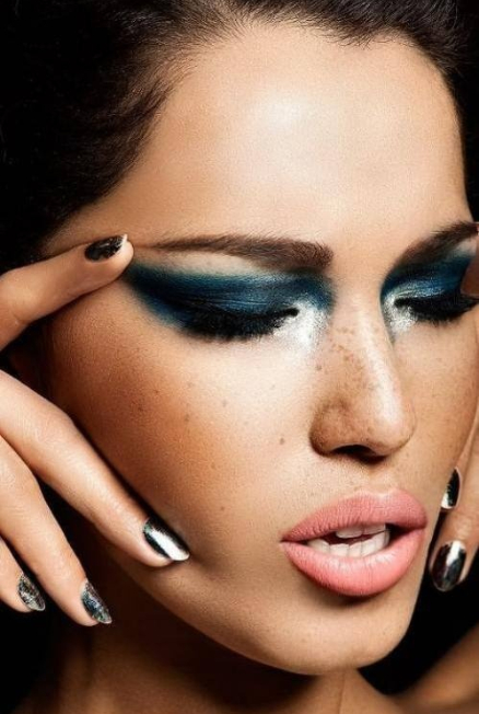 25 Eye-Catching Sparkly Makeup Ideas