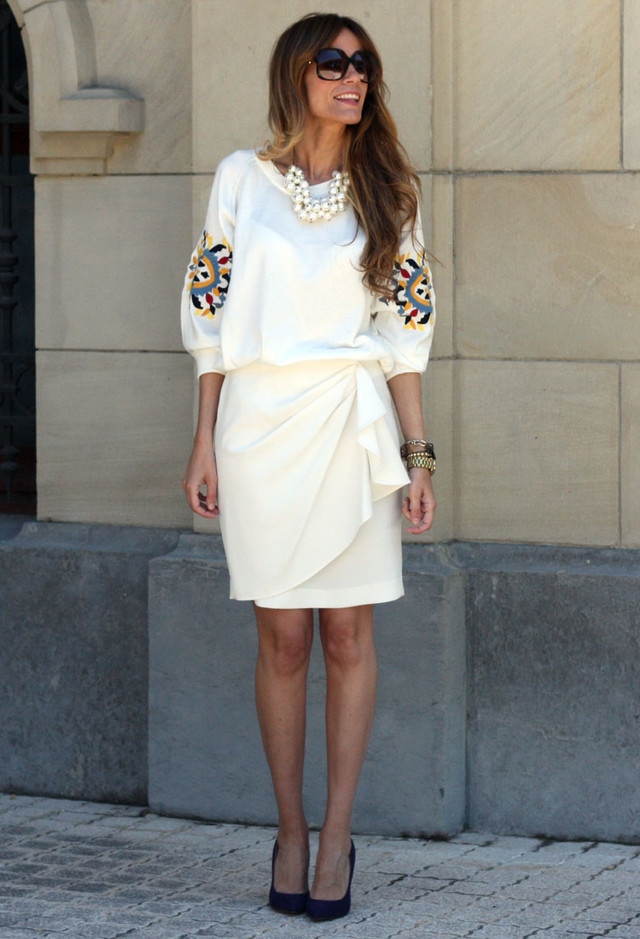 All White Combination Ideas for Stylish Spring Looks: Over-sized Necklace