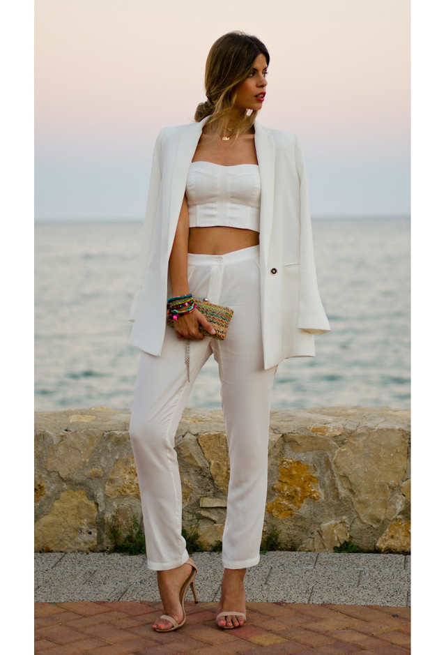 All White Combination Ideas for Stylish Spring Looks: Stylish Clutch