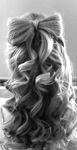 Bow Present Hairstyle for Long Wavy Hair