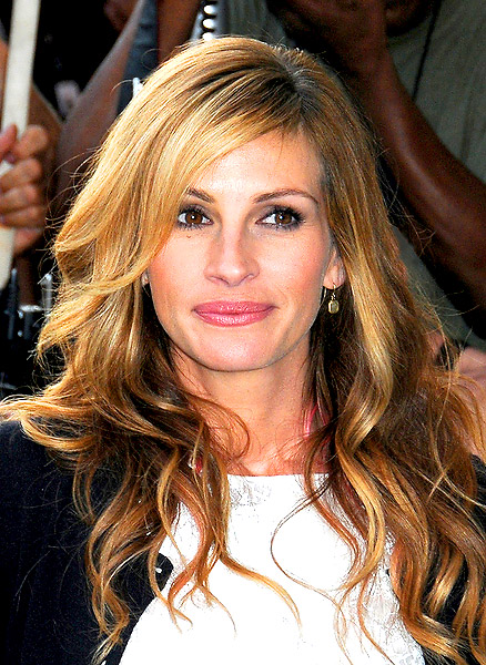 Julia Roberts’ long, soft waves with swooped bangs