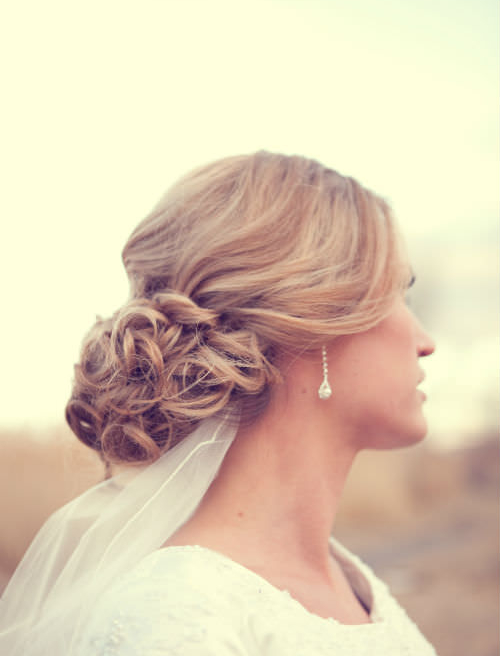 SOFT CURLY UPDO