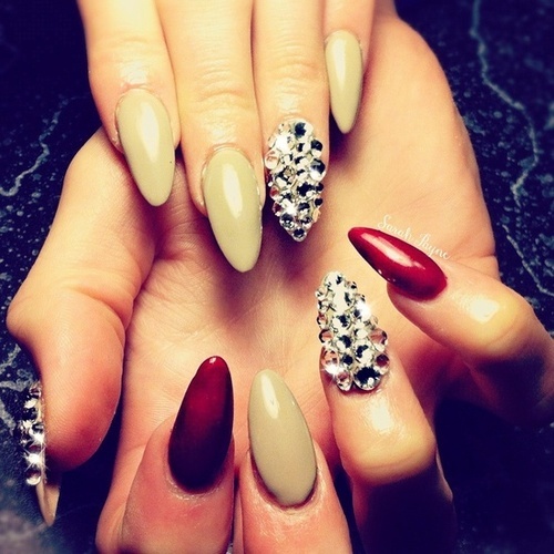 15 Pointy Nail Designs for You to Rock the Holidays 