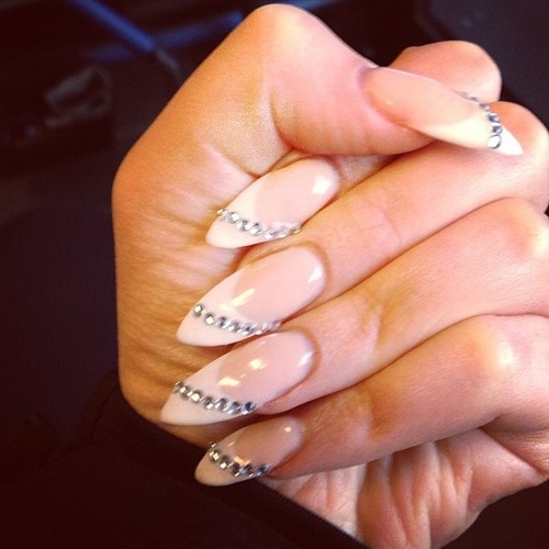 15 Pointy Nail Designs for You to Rock the Holidays 