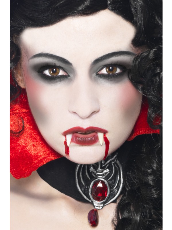 Smoky Eyes for Vampire MakeUp Ideas via