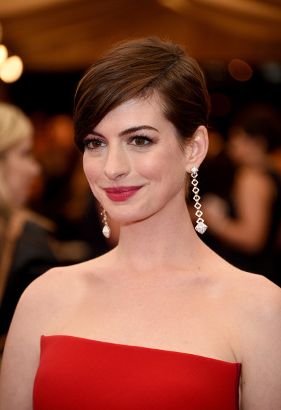 Anne Hathaway Side Parted Straight Haircut