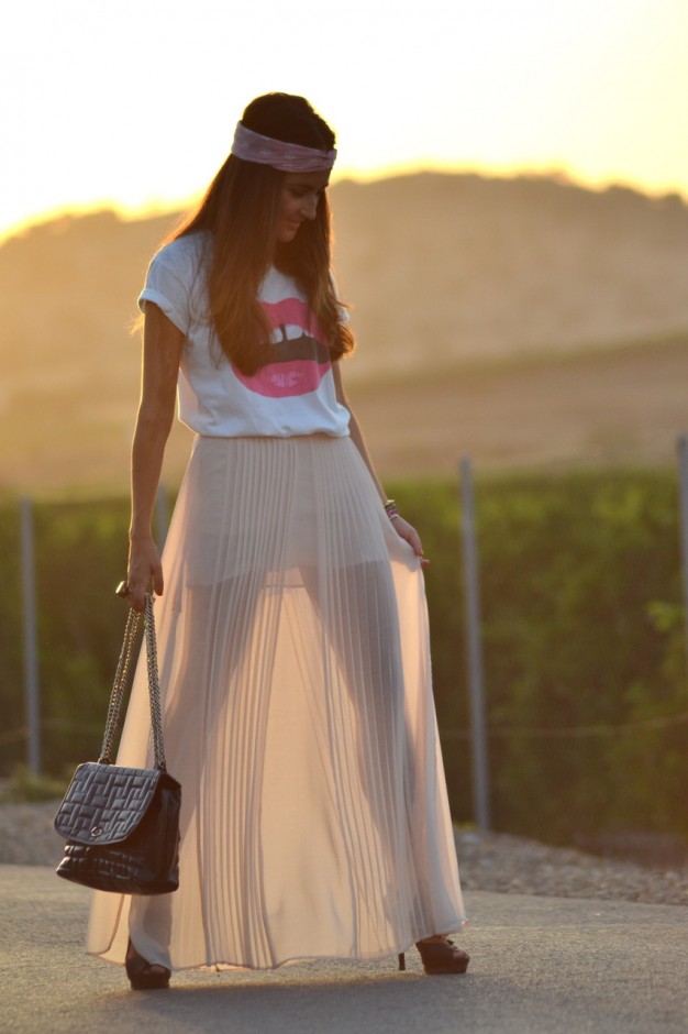 Beige Pleated Skirt Outfit Idea