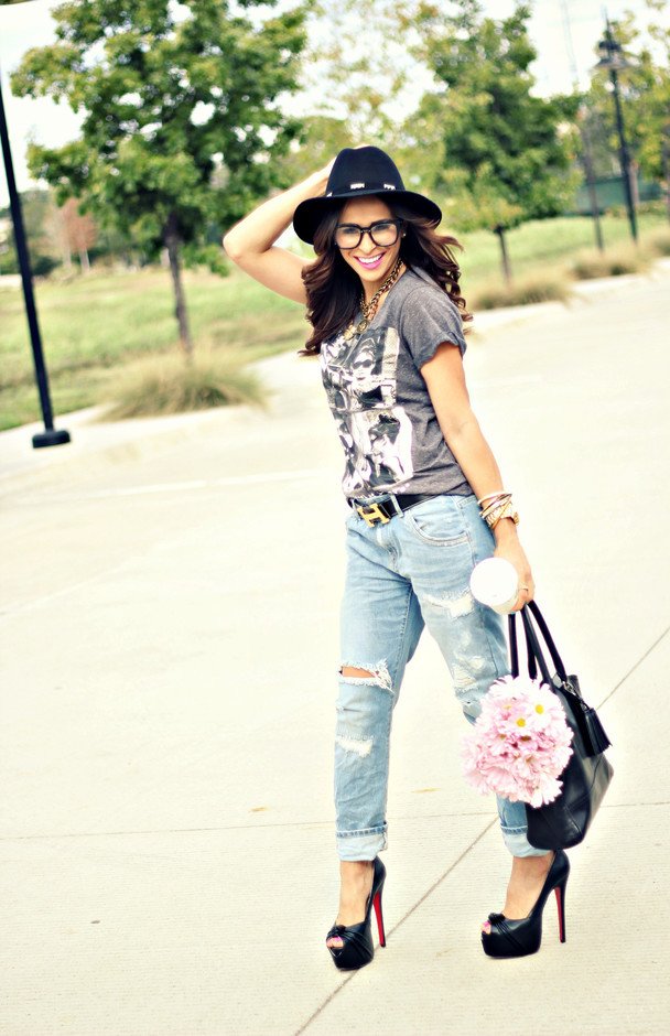 Chic Outfit Idea with Ripped Jeans