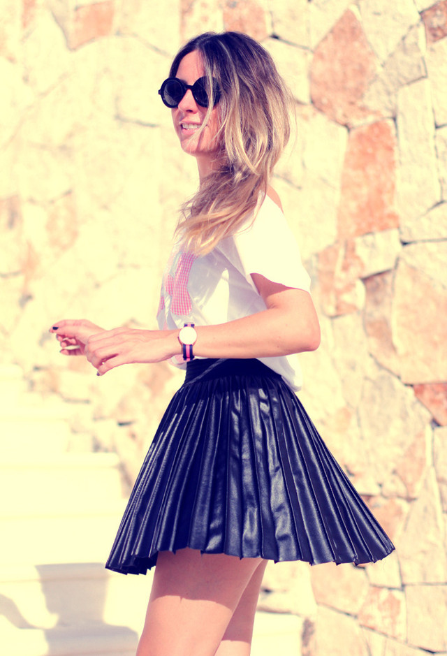 Pleated Short Skirt Outfit Idea for Young Women
