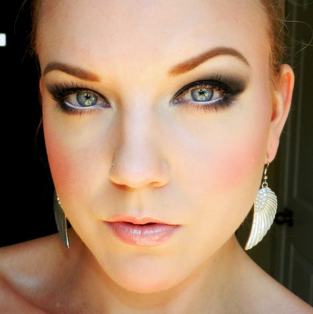 Smoky Eye Makeup with White Eyeliners