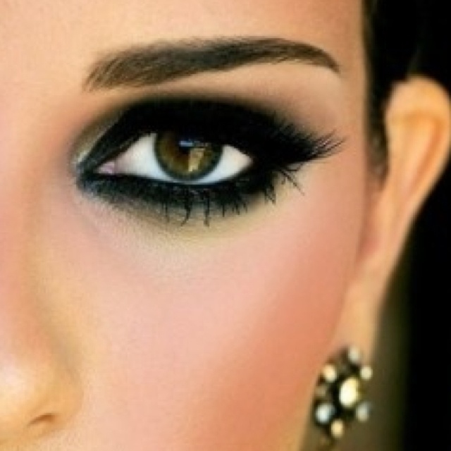 Trendy Black Eye Makeup Idea