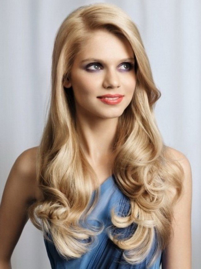 Blonde Wavy Hairstyle for Round Face