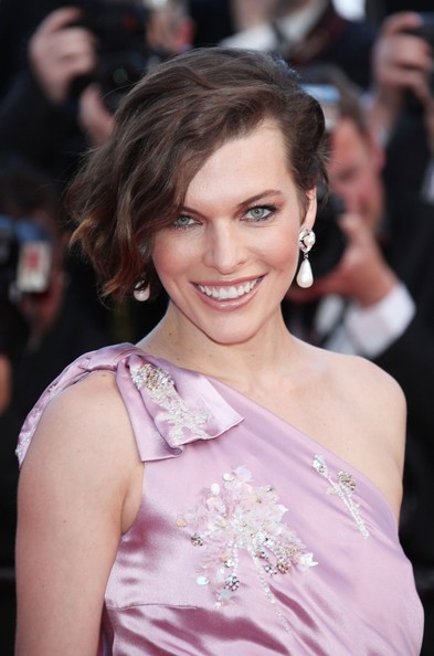 Milla Jovovich Retro Hairstyle and Pearl Earrings