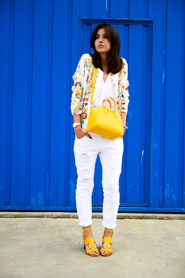 Stylish White Jeans Outfit Idea