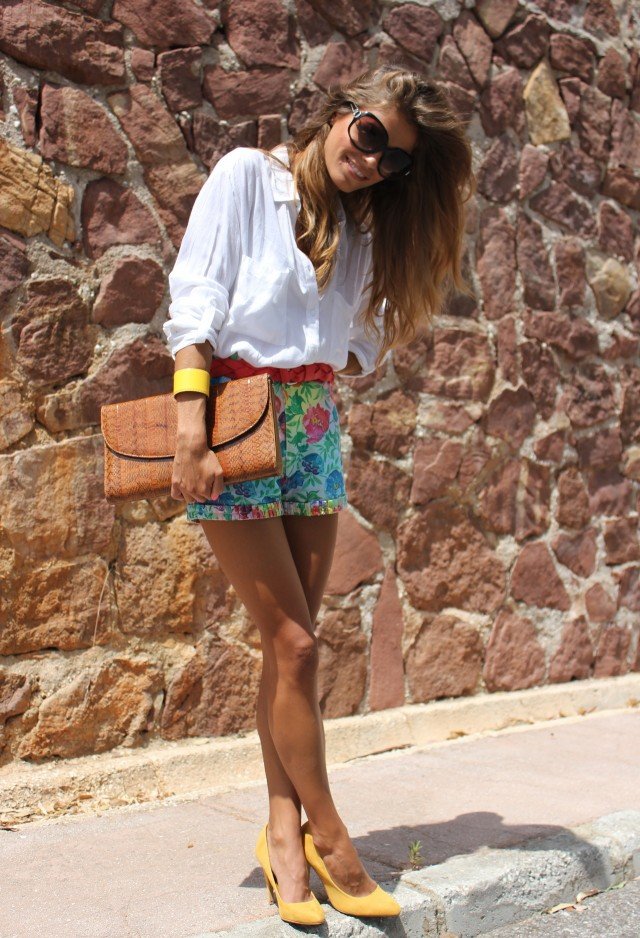Trendy Outfit Idea with Floral Printed Shorts