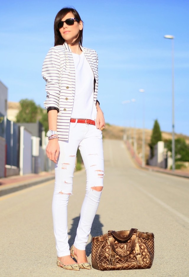 Fashionable White Ripped Jeans Outfit Idea