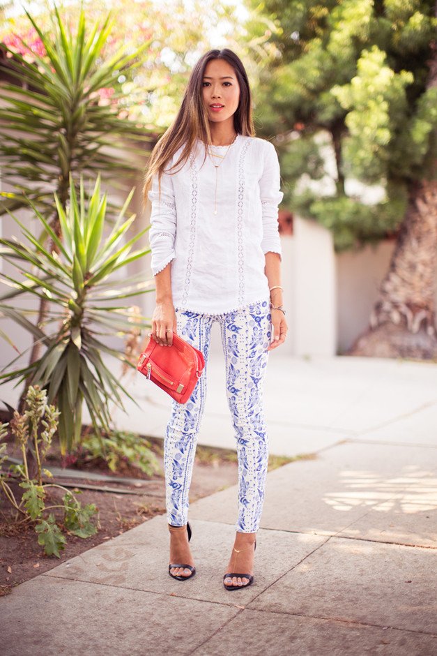 Feminine Summer Outfit Ideas with Printed Jeans