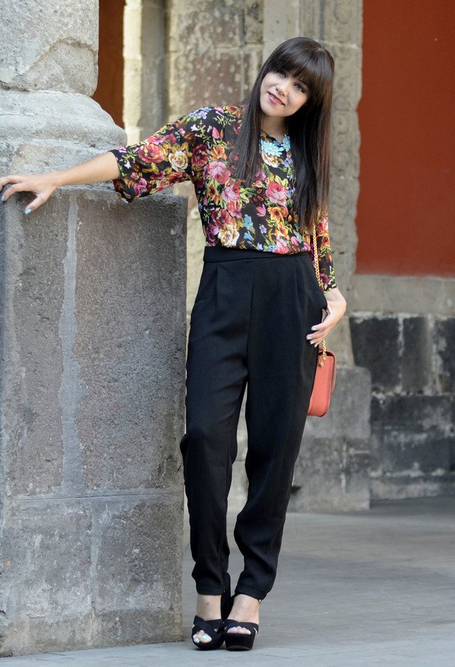 Floral Printed Top and Black Baggy Pants Outfit
