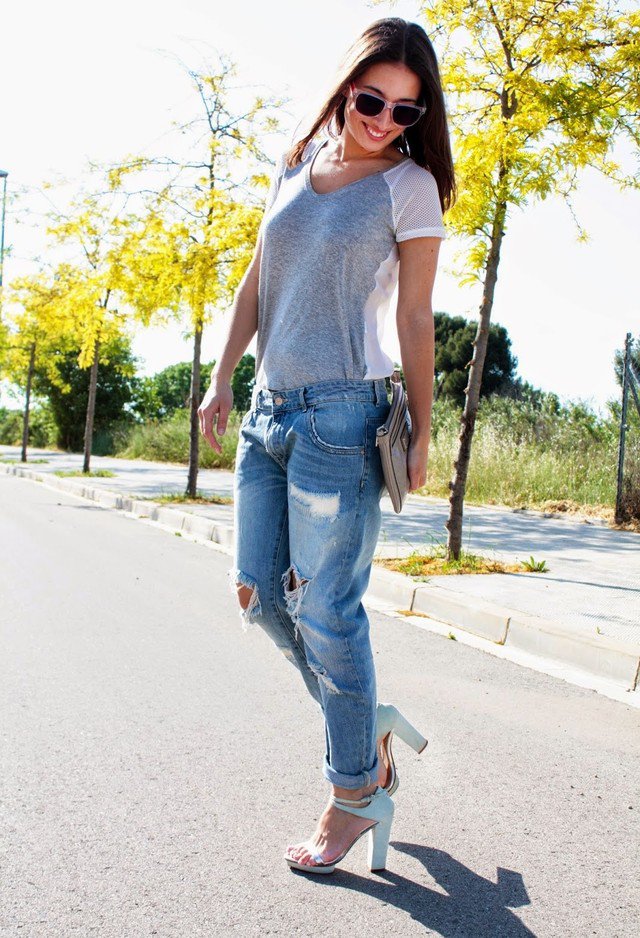 Casual Outfit With T-shirt and Ripped Jeans