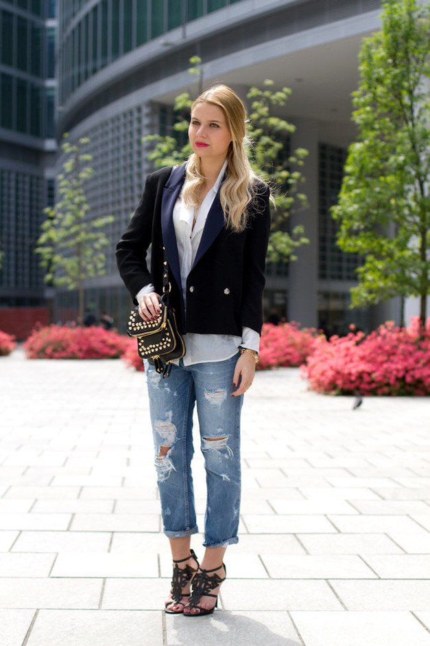 Ripped Jeans Outfit Idea with Black Blazer