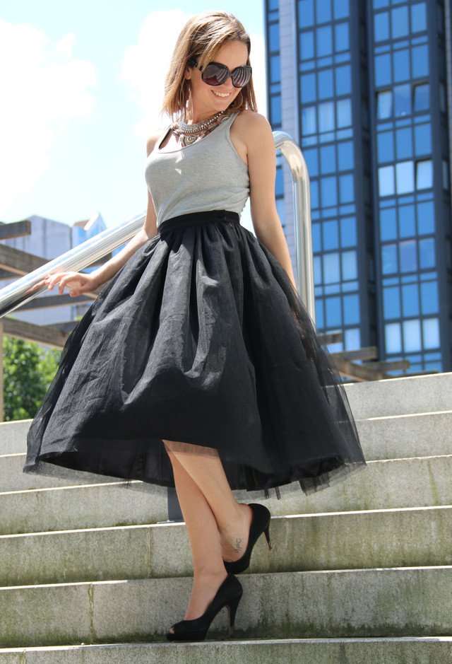 Simple Stylish Outfit Idea with Black Midi Skirt