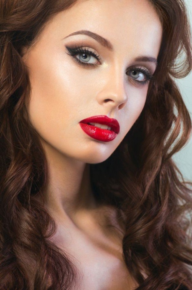 Smoky Cat Eye and Red Lip Makeup Idea