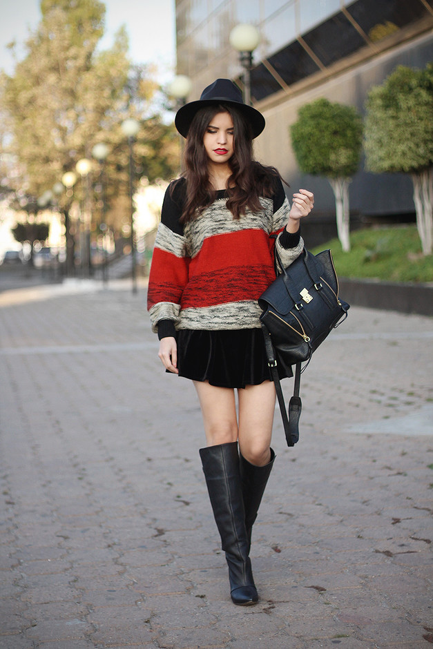 Stripes Sweater Outfit Idea with a Black Hat