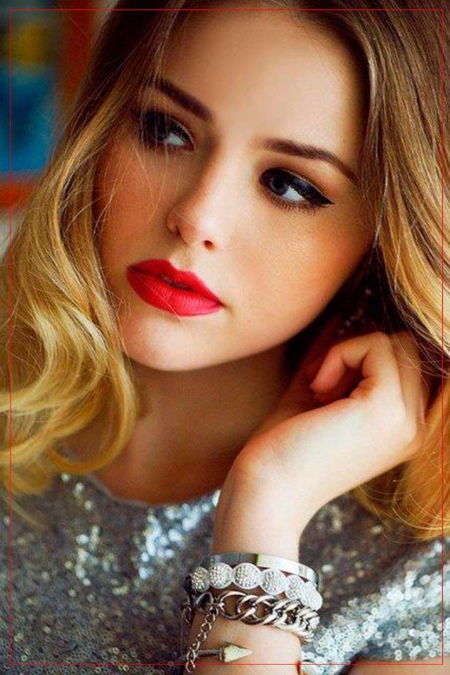 Stunning Makeup Idea with Red Lips