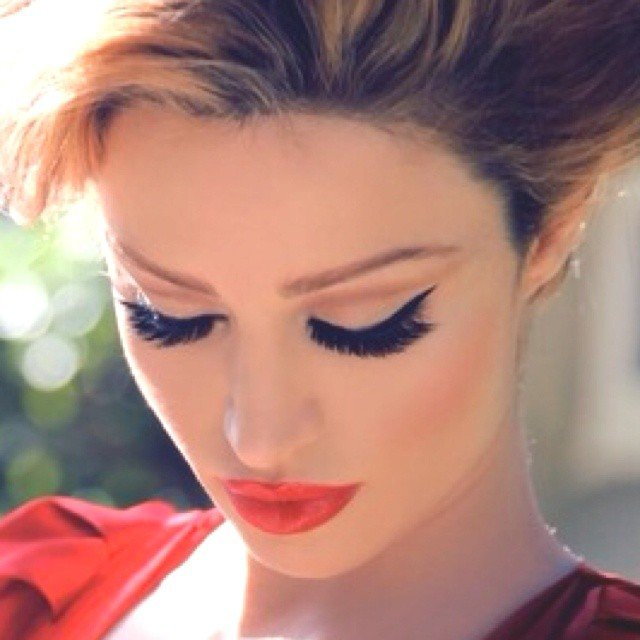 Stylish Cat Eye Makeup Idea with Long Lashes