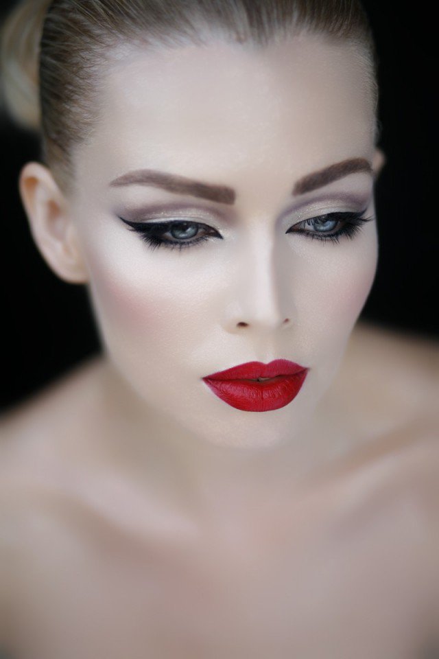 Stylish Makeup Idea with Red Lips