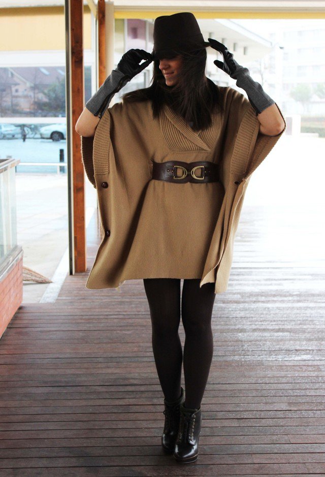 Brown Poncho Outfit Idea