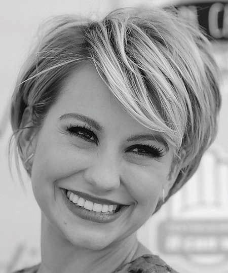 Chic Short Hairstyle for Women