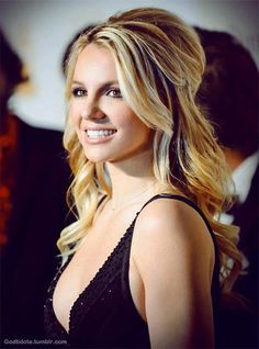 Halv Opp Håret For Britney Spears Frisyrer