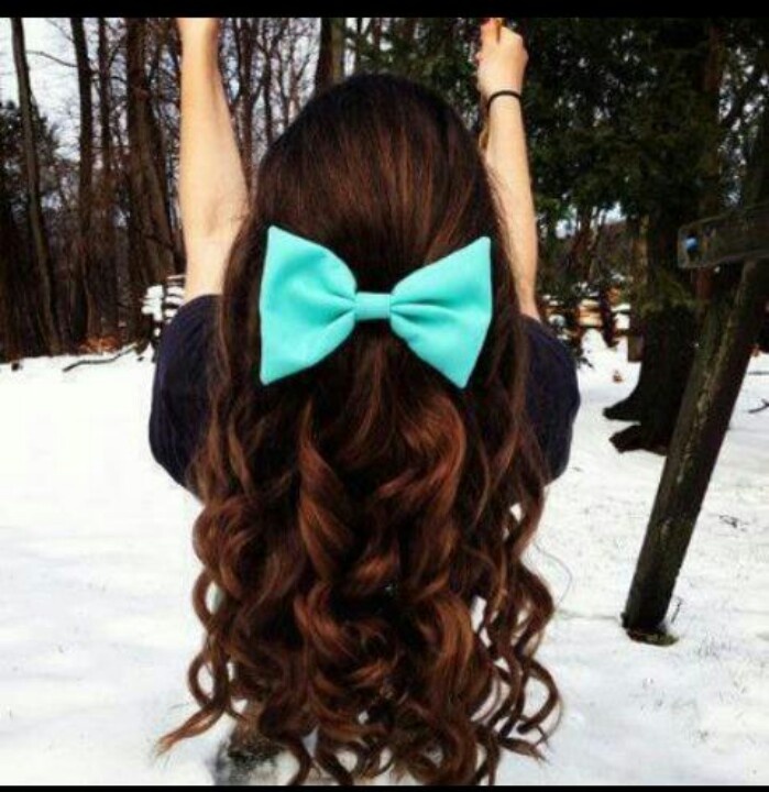 Long Wavy Hairstyle With Hair Bow