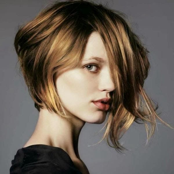 Short Blond Bob Haircut for Round Faces