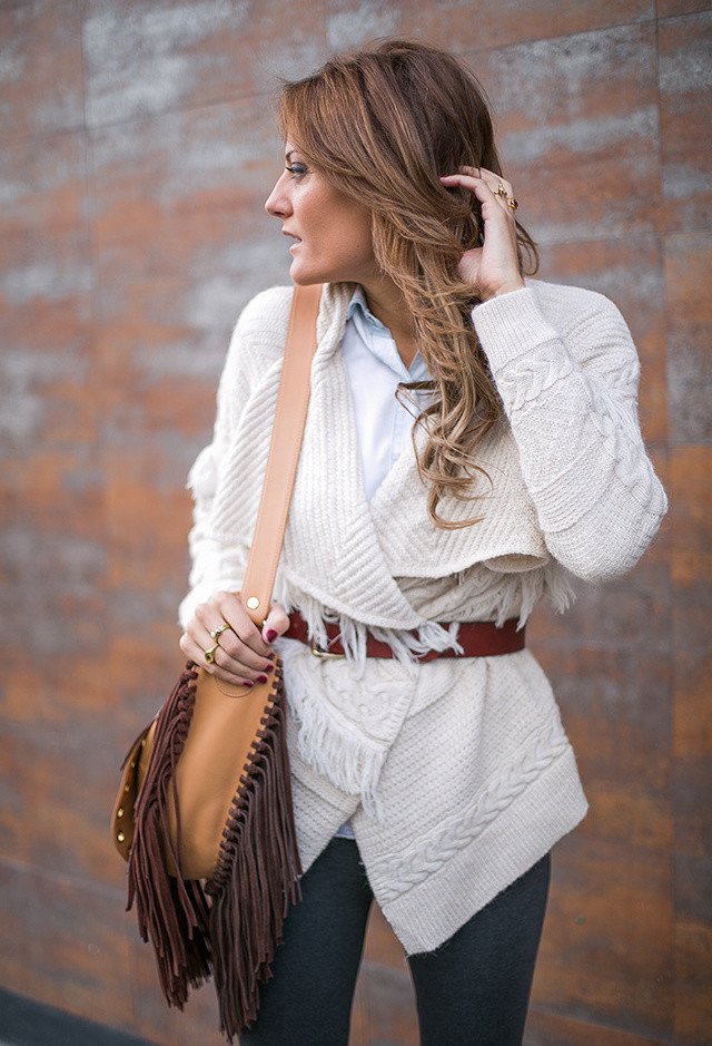 Stylish White Poncho Outfit Idea for Fall