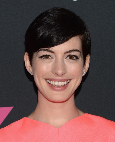 Anne Hathaway Short Hairstyle - Cute Side Parted Black Haircut 